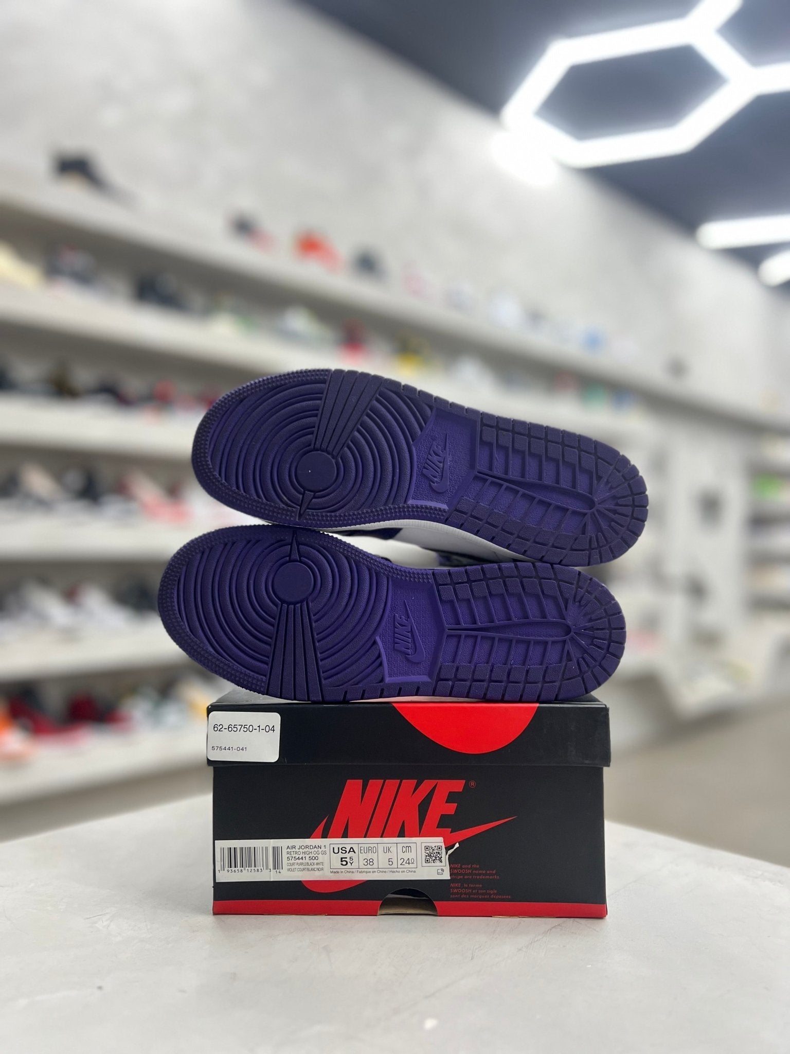 Jordan 1 Retro High Court Purple White Sz 5.5y (PREOWNED) - Restock AveJordan 1 Retro High Court Purple White Sz 5.5y (PREOWNED)Restock AveRestock Ave5.5YRestock Ave