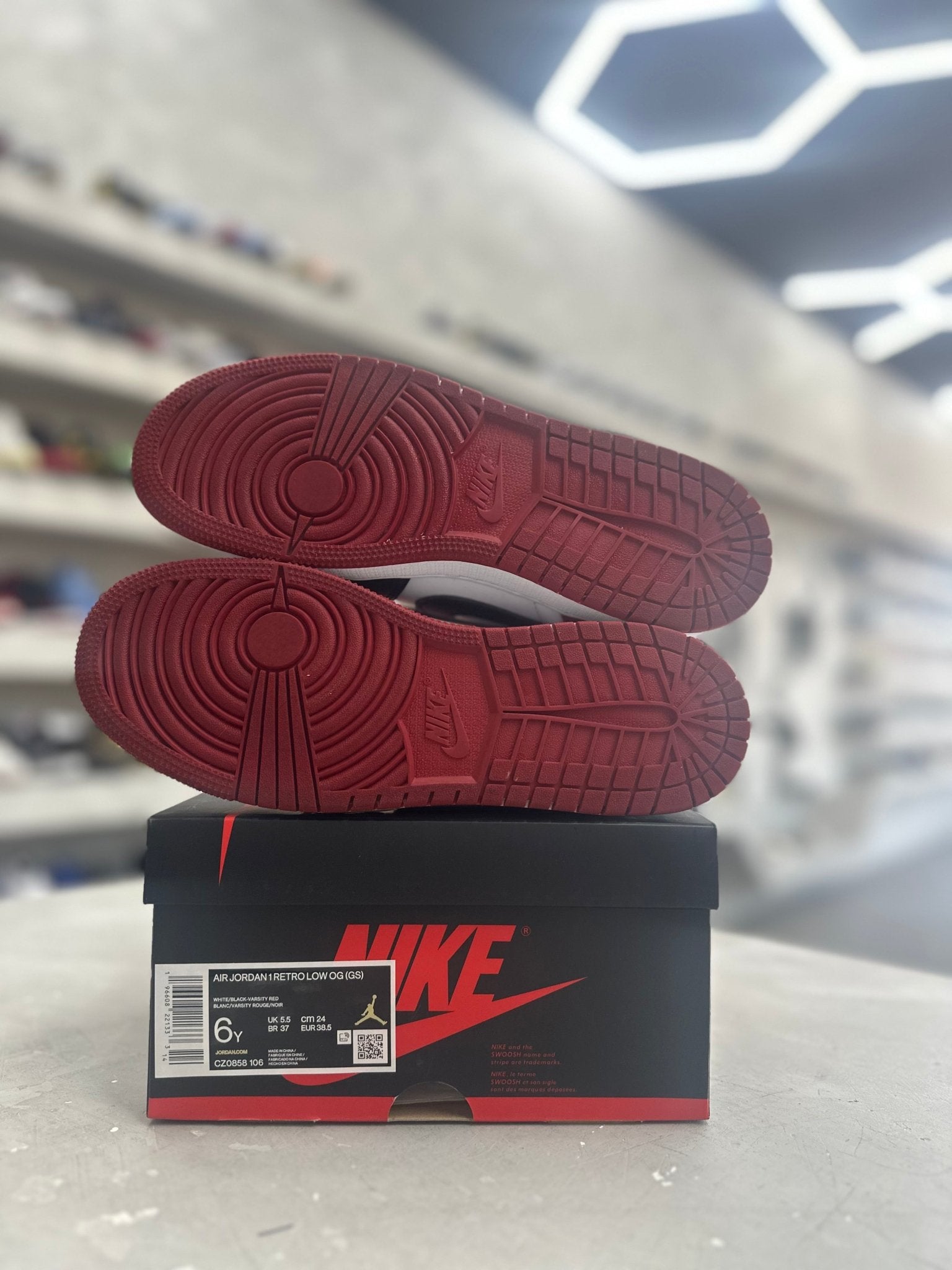 Jordan 1 Retro Low OG Black Toe Sz 6Y (PREOWNED) - Restock AveJordan 1 Retro Low OG Black Toe Sz 6Y (PREOWNED)Restock AveRestock Ave6y32541043Restock Ave