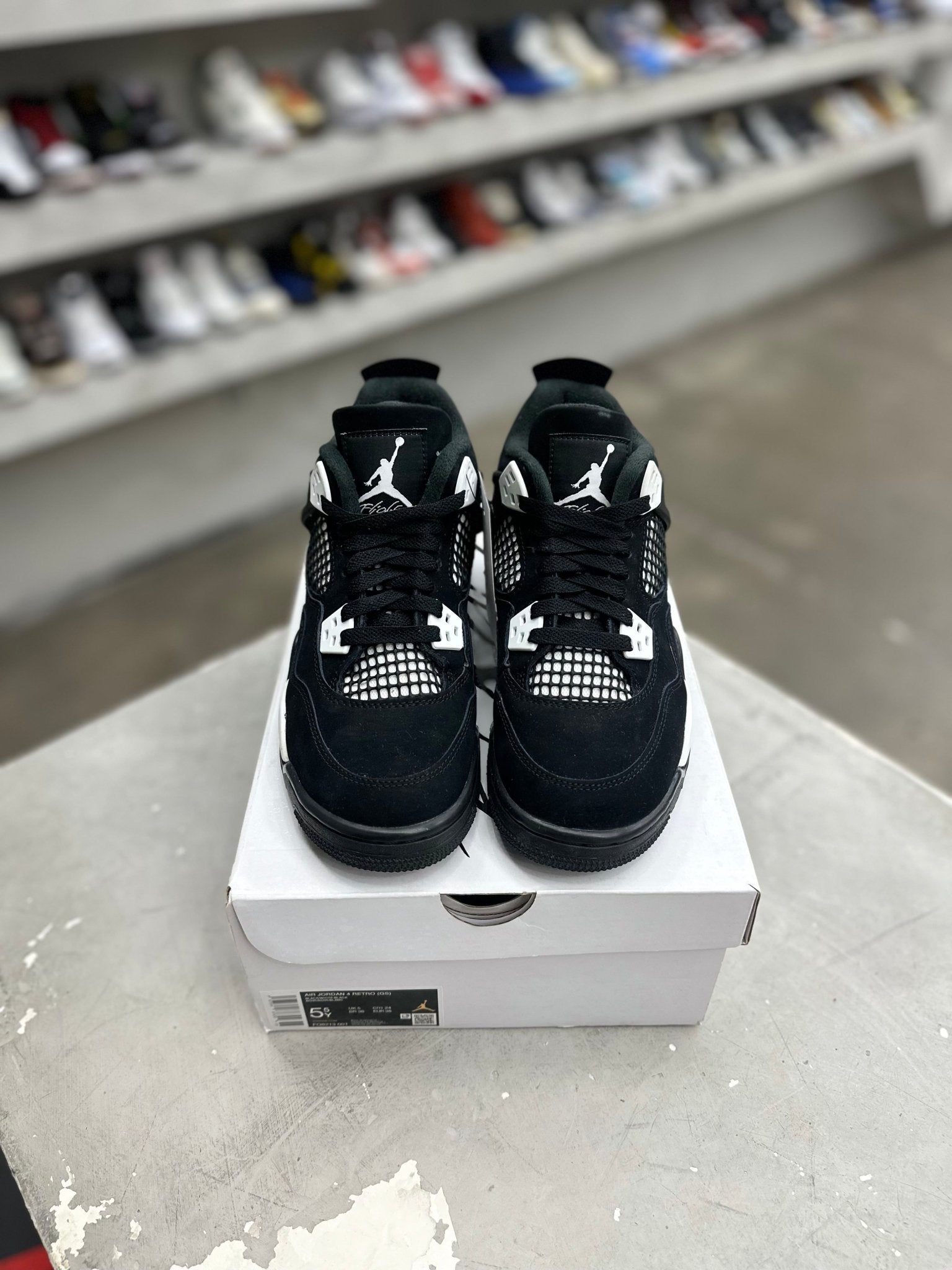 Jordan 4 Retro White Thunder Sz 5.5Y (PREOWNED) - Restock AveJordan 4 Retro White Thunder Sz 5.5Y (PREOWNED)Restock AveRestock Ave5.5yRestock Ave