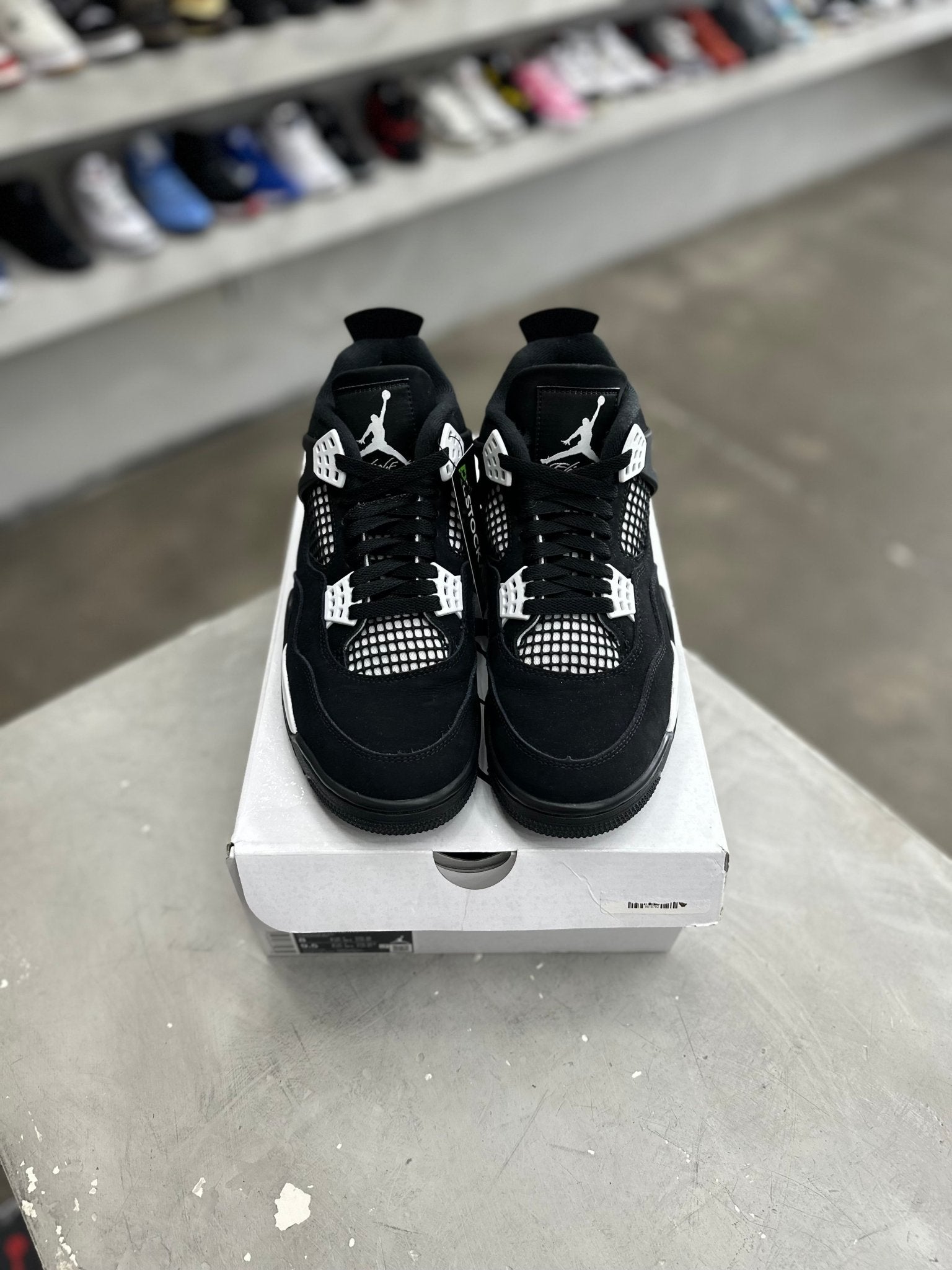 Jordan 4 Retro White Thunder Sz 8 (PREOWNED) - Restock AveJordan 4 Retro White Thunder Sz 8 (PREOWNED)Restock AveRestock Ave8Restock Ave