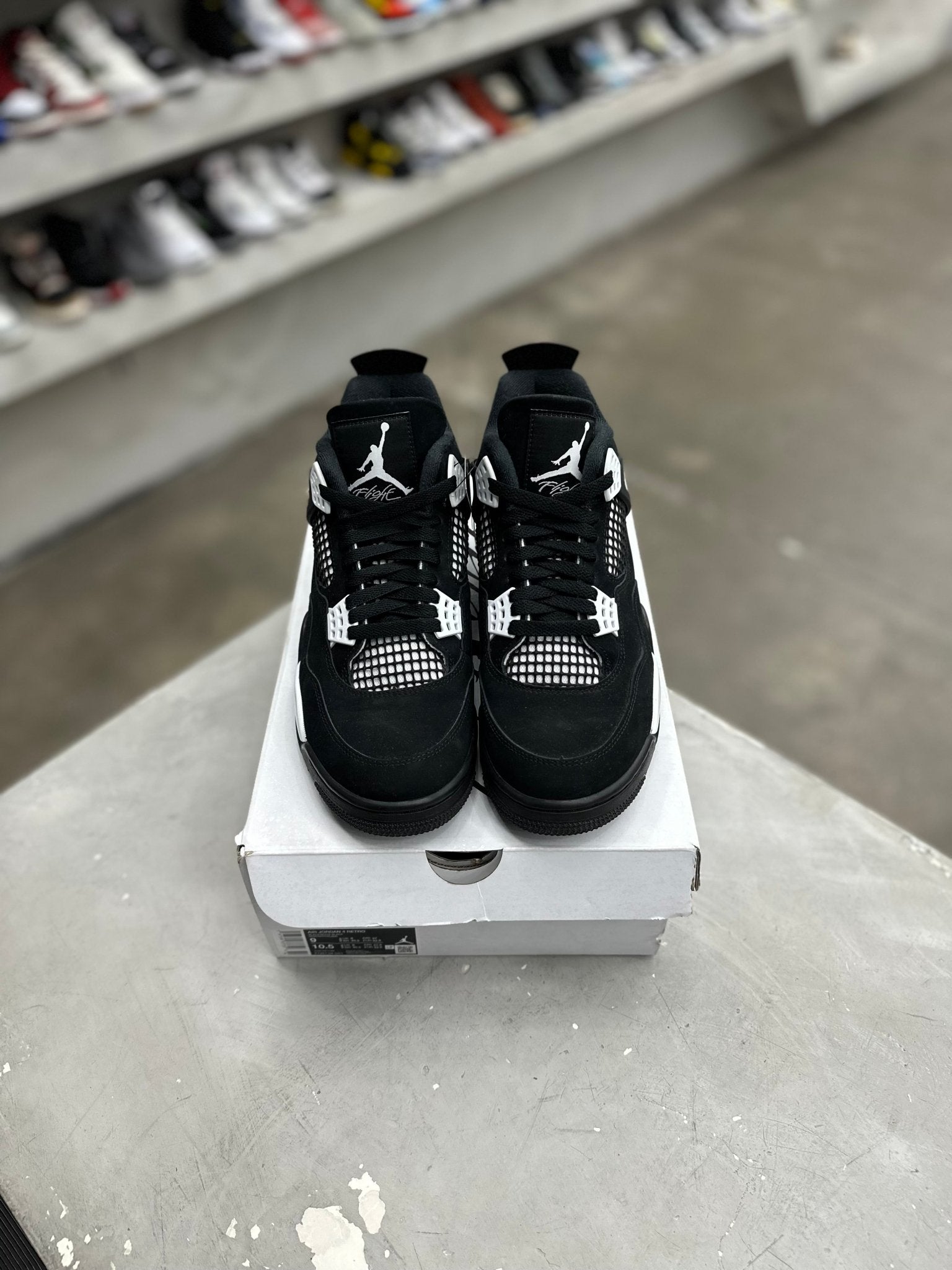 Jordan 4 Retro White Thunder Sz 9 (PREOWNED) - Restock AveJordan 4 Retro White Thunder Sz 9 (PREOWNED)Restock AveRestock Ave986038899Restock Ave