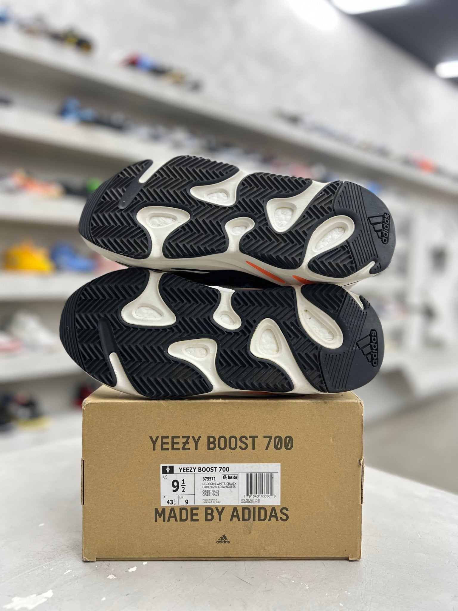 adidas Yeezy Boost 700 Wave Runner Sz 9.5 (PREOWNED) Restock Ave adidas Yeezy Boost 700 Wave Runner Sz 9.5 (PREOWNED) Restock Ave