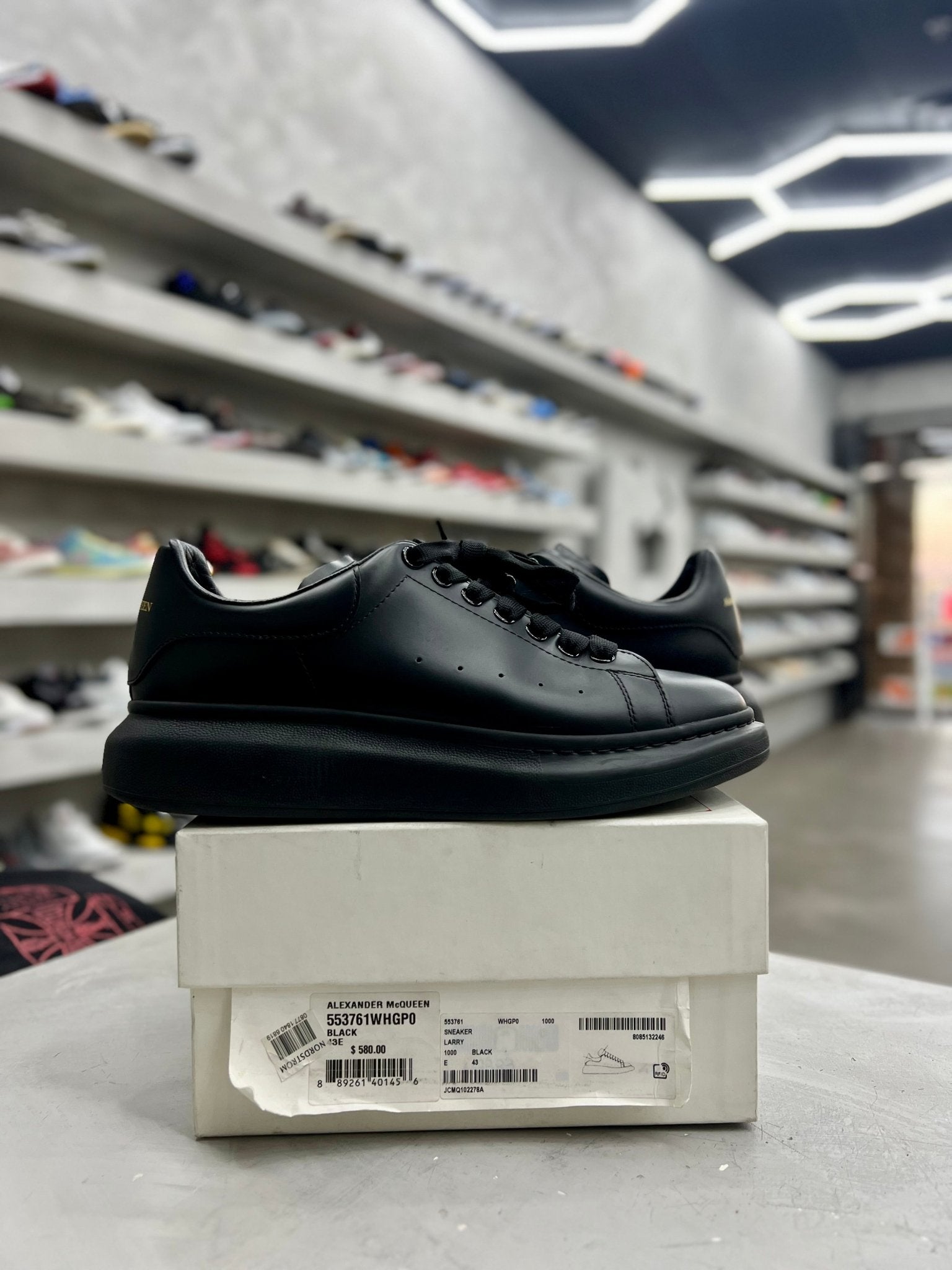 Alexander McQueen Oversized Black Sz 10 (PREOWNED) - Restock AveAlexander McQueen Oversized Black Sz 10 (PREOWNED)Restock AveRestock Ave10Restock Ave