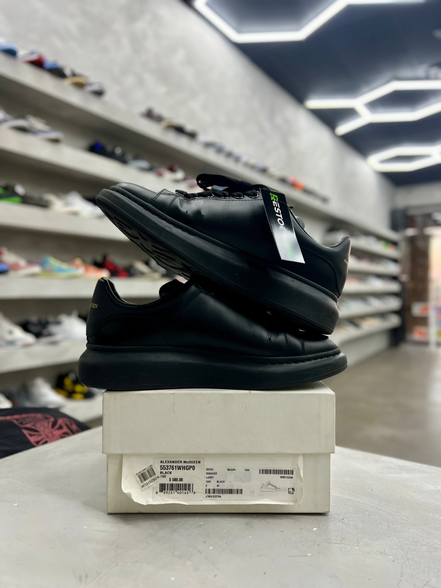 Alexander McQueen Oversized Black Sz 10 (PREOWNED) - Restock AveAlexander McQueen Oversized Black Sz 10 (PREOWNED)Restock AveRestock Ave10Restock Ave
