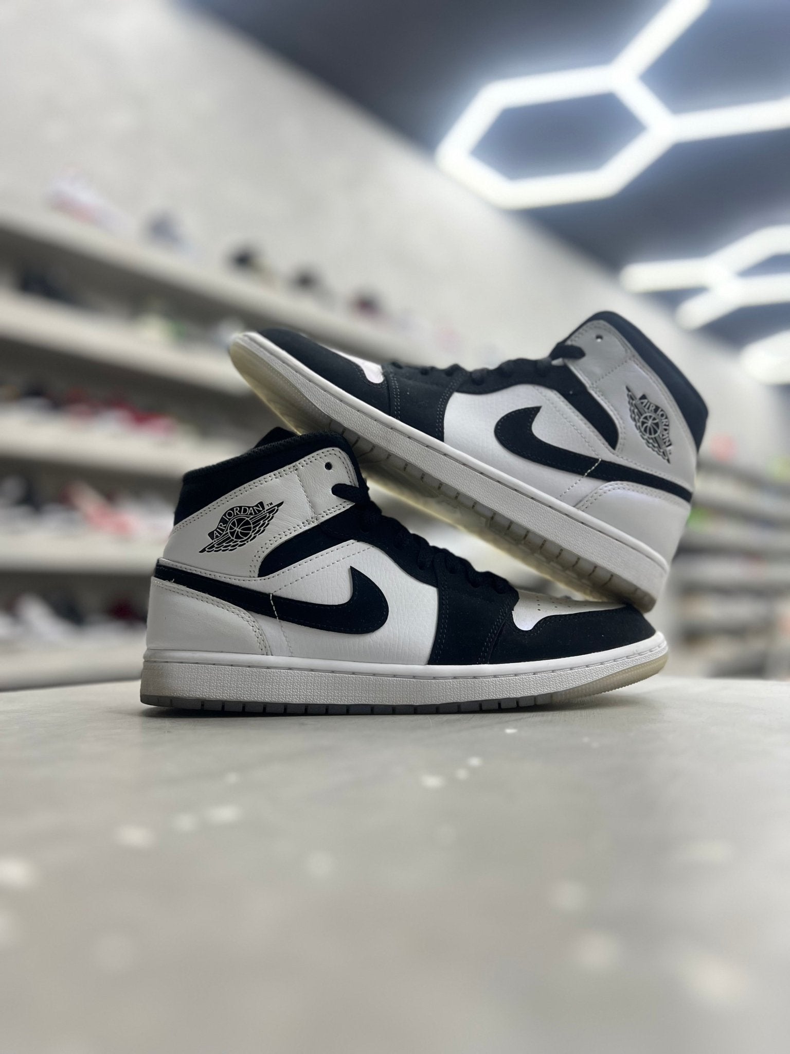 Jordan 1 Mid Diamond Shorts Sz 8.5 (PREOWNED) (NO BOX) - Restock AveJordan 1 Mid Diamond Shorts Sz 8.5 (PREOWNED) (NO BOX)Restock AveRestock Ave8.515095923Restock Ave