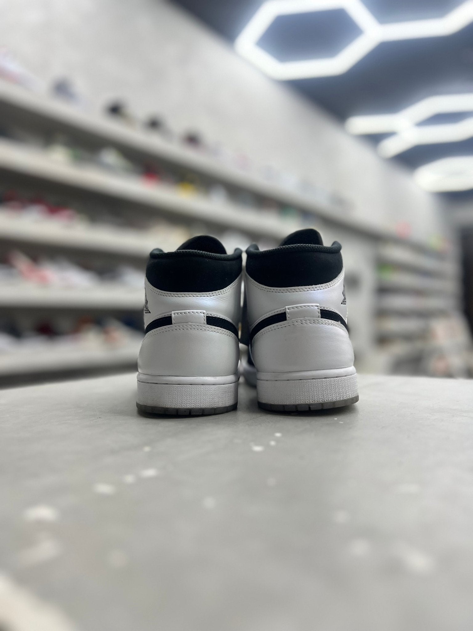 Jordan 1 Mid Diamond Shorts Sz 8.5 (PREOWNED) (NO BOX) - Restock AveJordan 1 Mid Diamond Shorts Sz 8.5 (PREOWNED) (NO BOX)Restock AveRestock Ave8.515095923Restock Ave