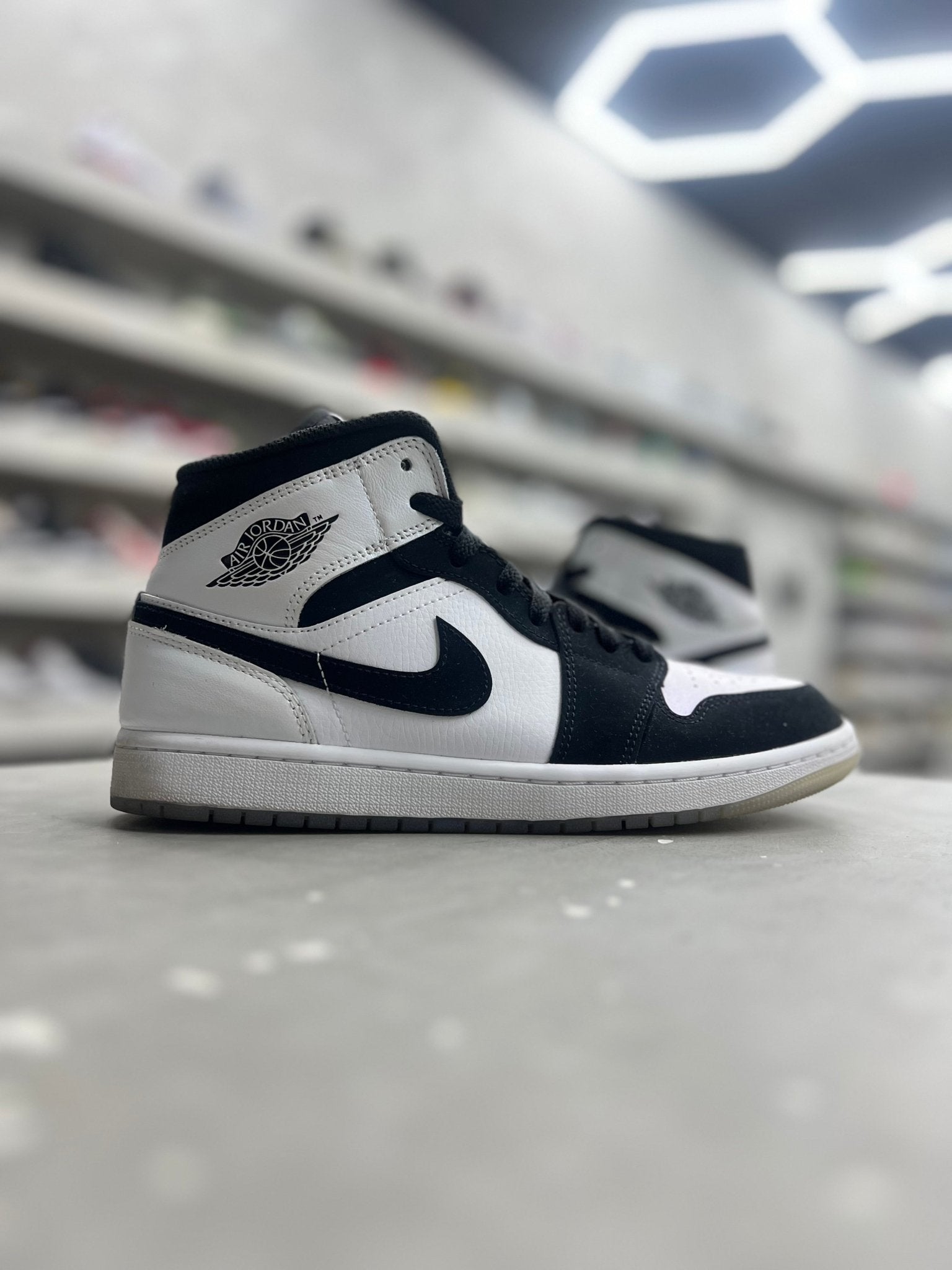 Jordan 1 Mid Diamond Shorts Sz 8.5 (PREOWNED) (NO BOX) - Restock AveJordan 1 Mid Diamond Shorts Sz 8.5 (PREOWNED) (NO BOX)Restock AveRestock Ave8.515095923Restock Ave
