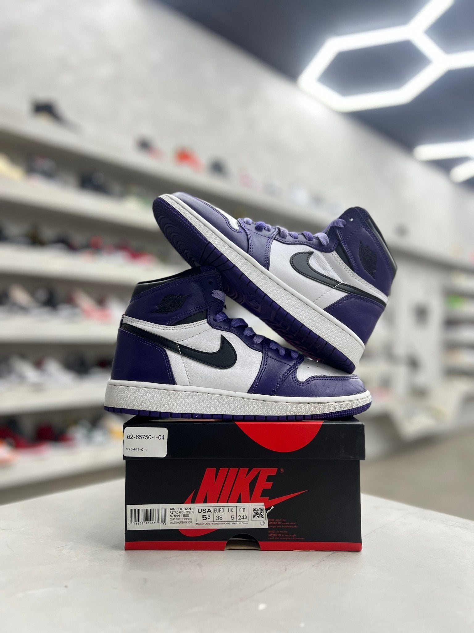 Jordan 1 Retro High Court Purple White Sz 5.5y (PREOWNED) - Restock AveJordan 1 Retro High Court Purple White Sz 5.5y (PREOWNED)Restock AveRestock Ave5.5YRestock Ave