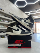 Jordan 1 Retro High Dark Mocha Sz 10.5 (PREOWNED) - Restock AveJordan 1 Retro High Dark Mocha Sz 10.5 (PREOWNED)Restock AveRestock Ave10.597835379Restock Ave