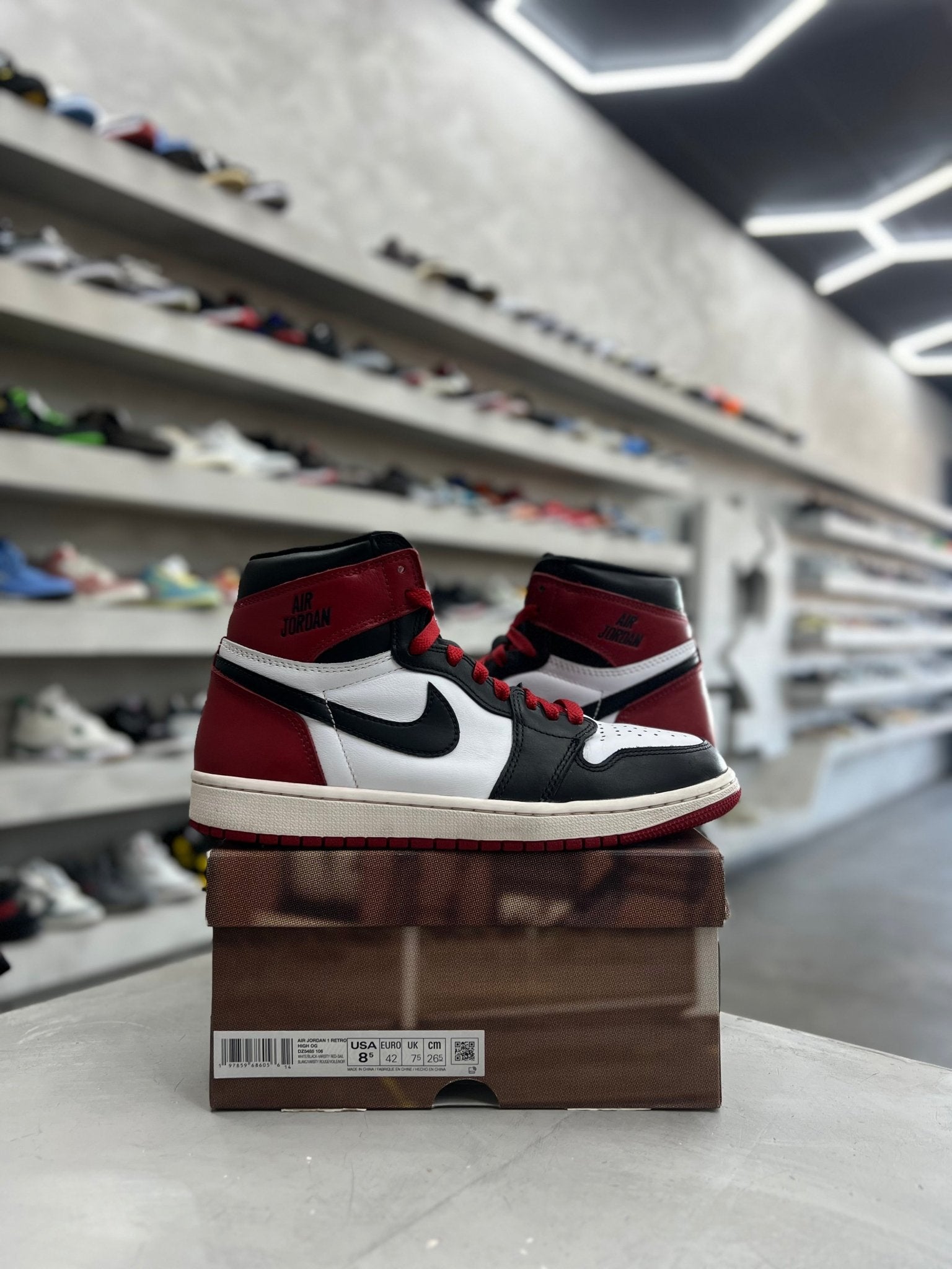 Jordan 1 Retro High OG Black Toe Reimagined Sz 8.5 (PREOWNED