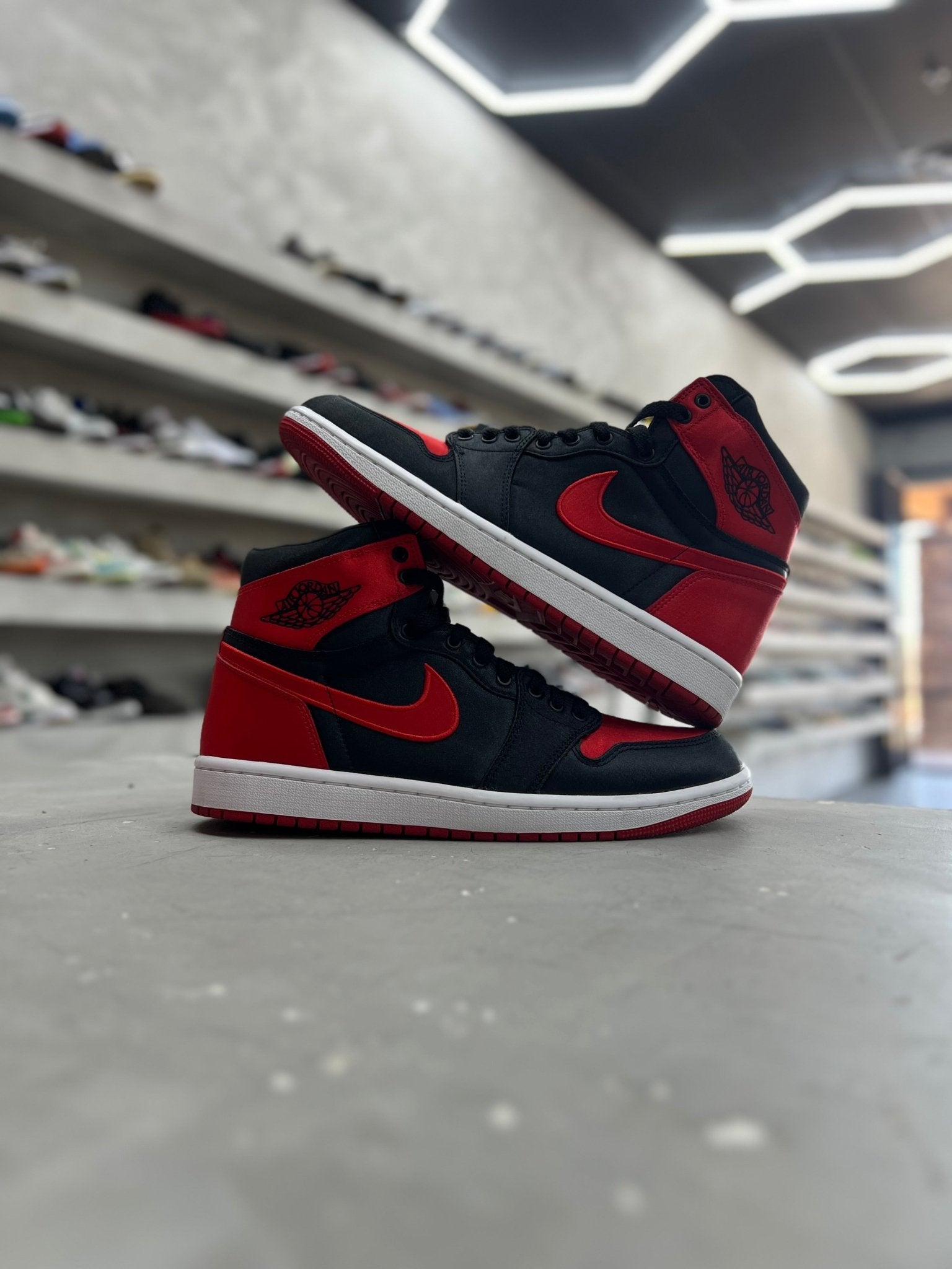 Jordan 1 Retro High OG Satin Bred Sz 9.5 (PREOWNED) (NO BOX) - Restock AveJordan 1 Retro High OG Satin Bred Sz 9.5 (PREOWNED) (NO BOX)Restock AveRestock Ave9.5Restock Ave