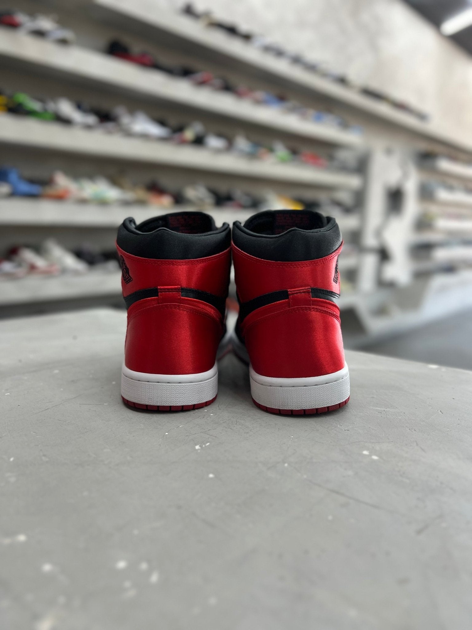 Jordan 1 Retro High OG Satin Bred Sz 9.5 (PREOWNED) (NO BOX) - Restock AveJordan 1 Retro High OG Satin Bred Sz 9.5 (PREOWNED) (NO BOX)Restock AveRestock Ave9.5Restock Ave