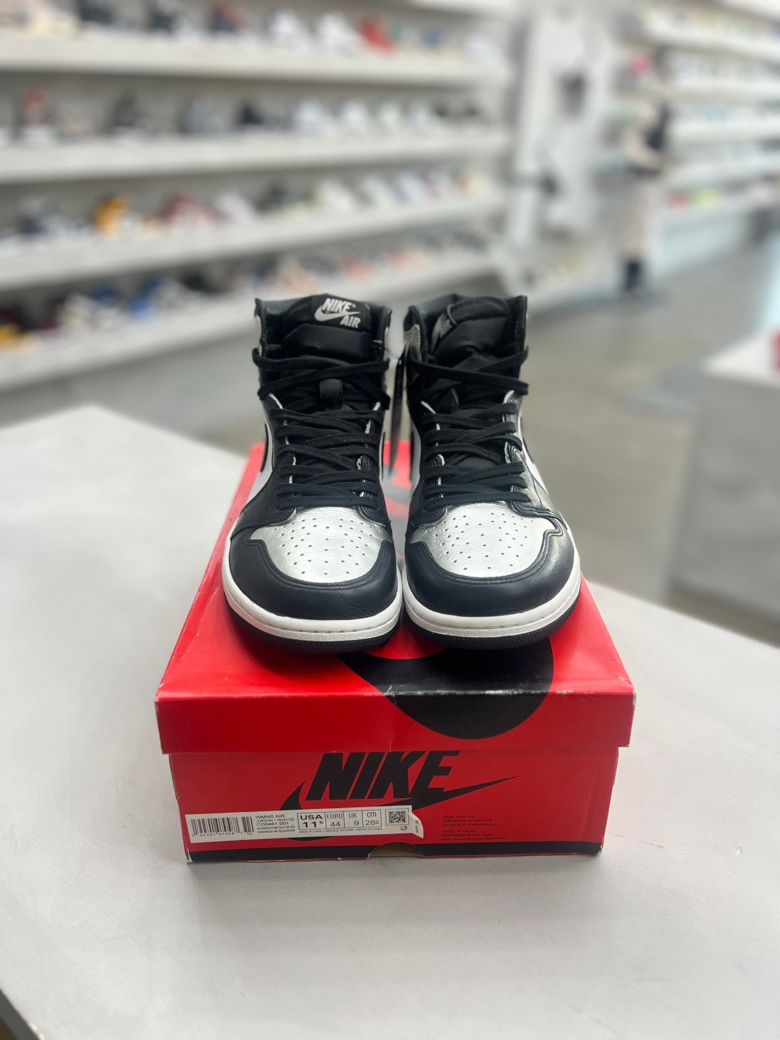 Jordan 1 Retro High Silver Toe Sz 10 men (PREOWNED) - Restock AveJordan 1 Retro High Silver Toe Sz 10 men (PREOWNED)Restock AveRestock AveW11.5/10menRestock Ave
