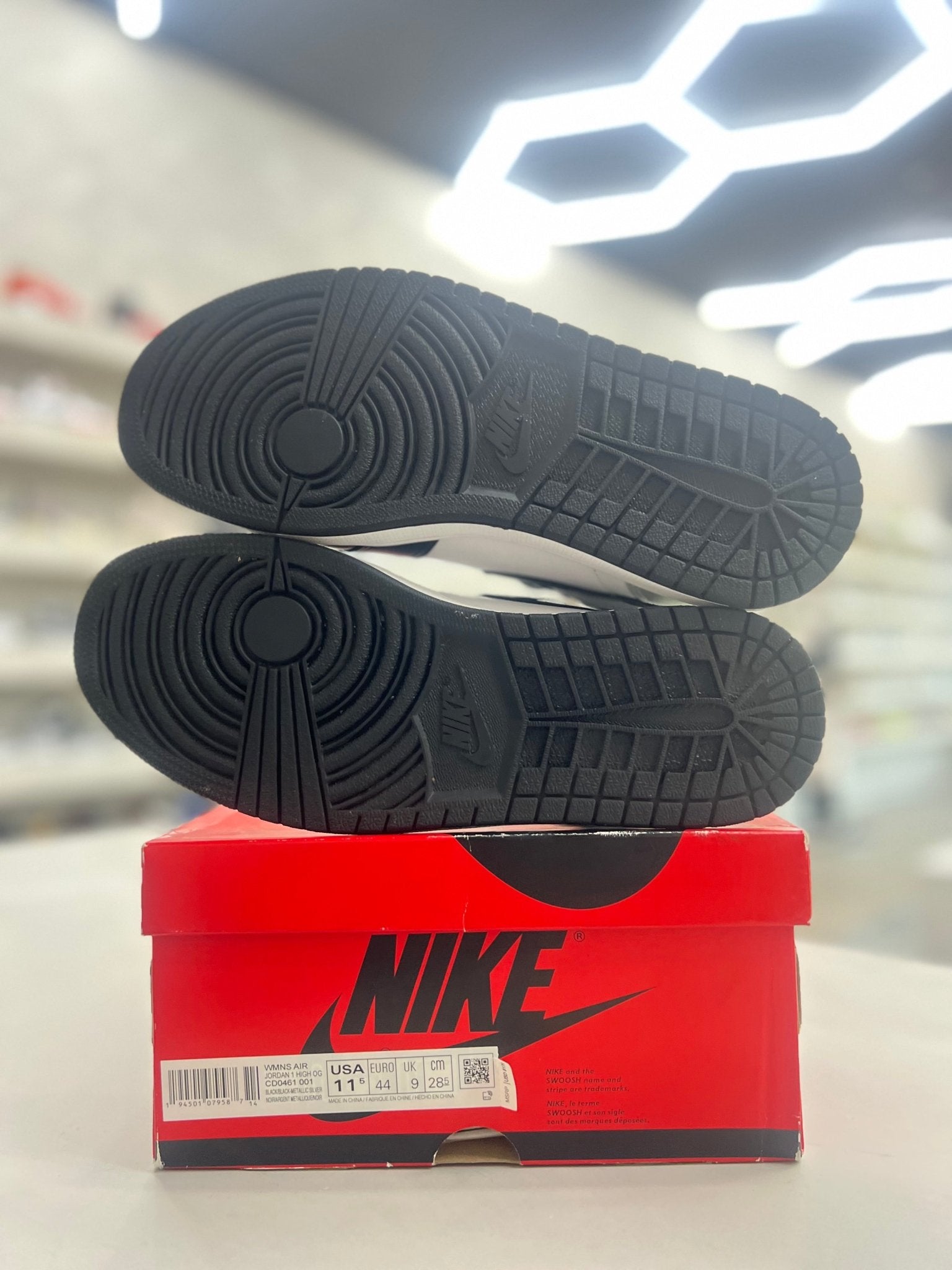 Jordan 1 Retro High Silver Toe Sz 10 men (PREOWNED) - Restock AveJordan 1 Retro High Silver Toe Sz 10 men (PREOWNED)Restock AveRestock AveW11.5/10menRestock Ave