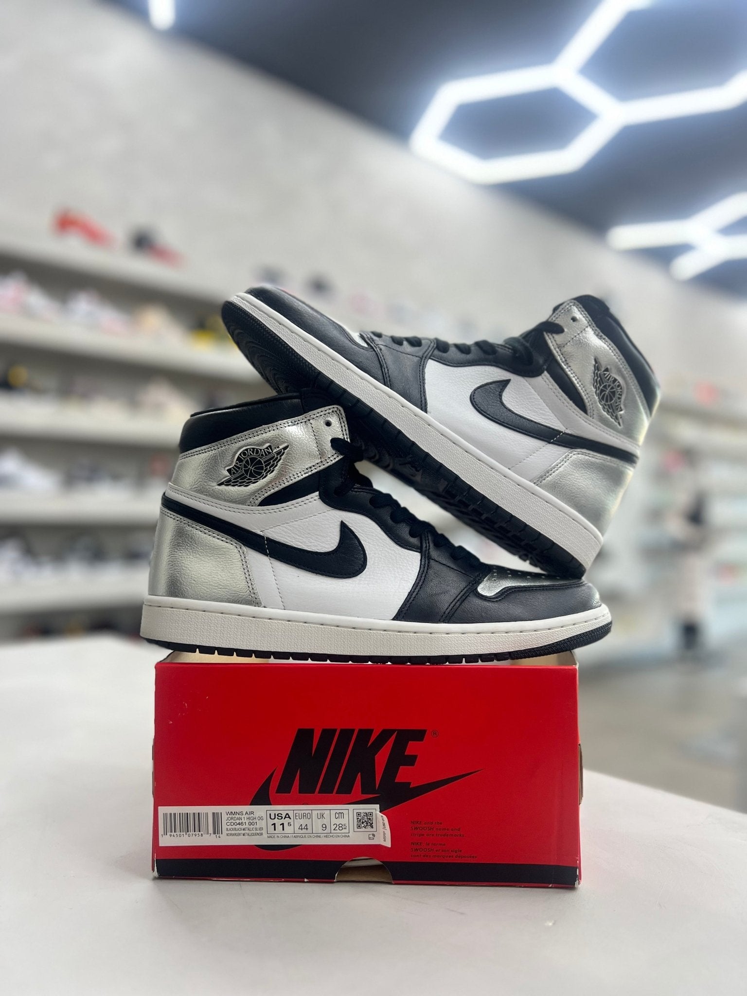 Jordan 1 Retro High Silver Toe Sz 10 men (PREOWNED) - Restock AveJordan 1 Retro High Silver Toe Sz 10 men (PREOWNED)Restock AveRestock AveW11.5/10menRestock Ave