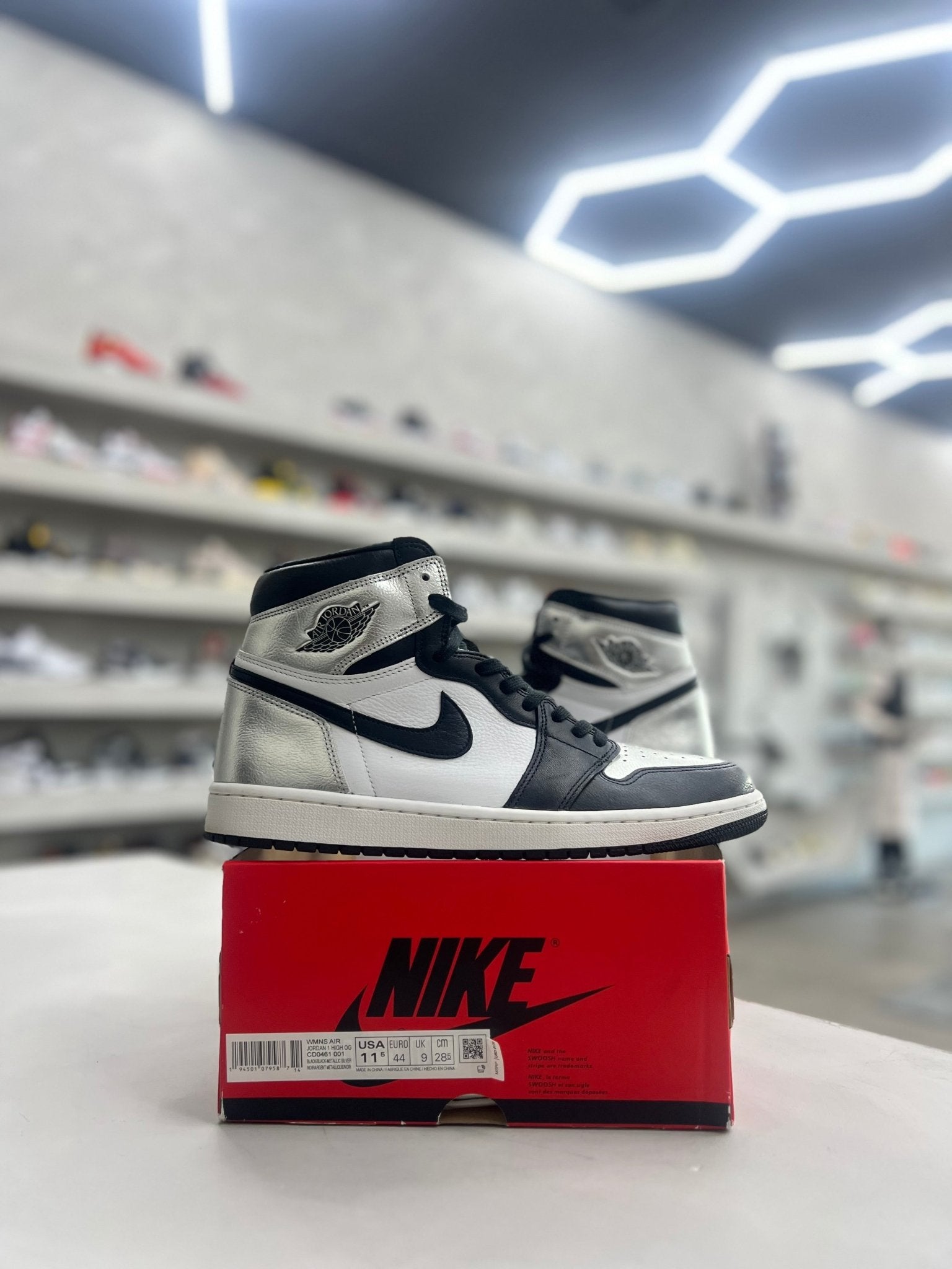 Jordan 1 Retro High Silver Toe Sz 10 men (PREOWNED) - Restock AveJordan 1 Retro High Silver Toe Sz 10 men (PREOWNED)Restock AveRestock AveW11.5/10menRestock Ave