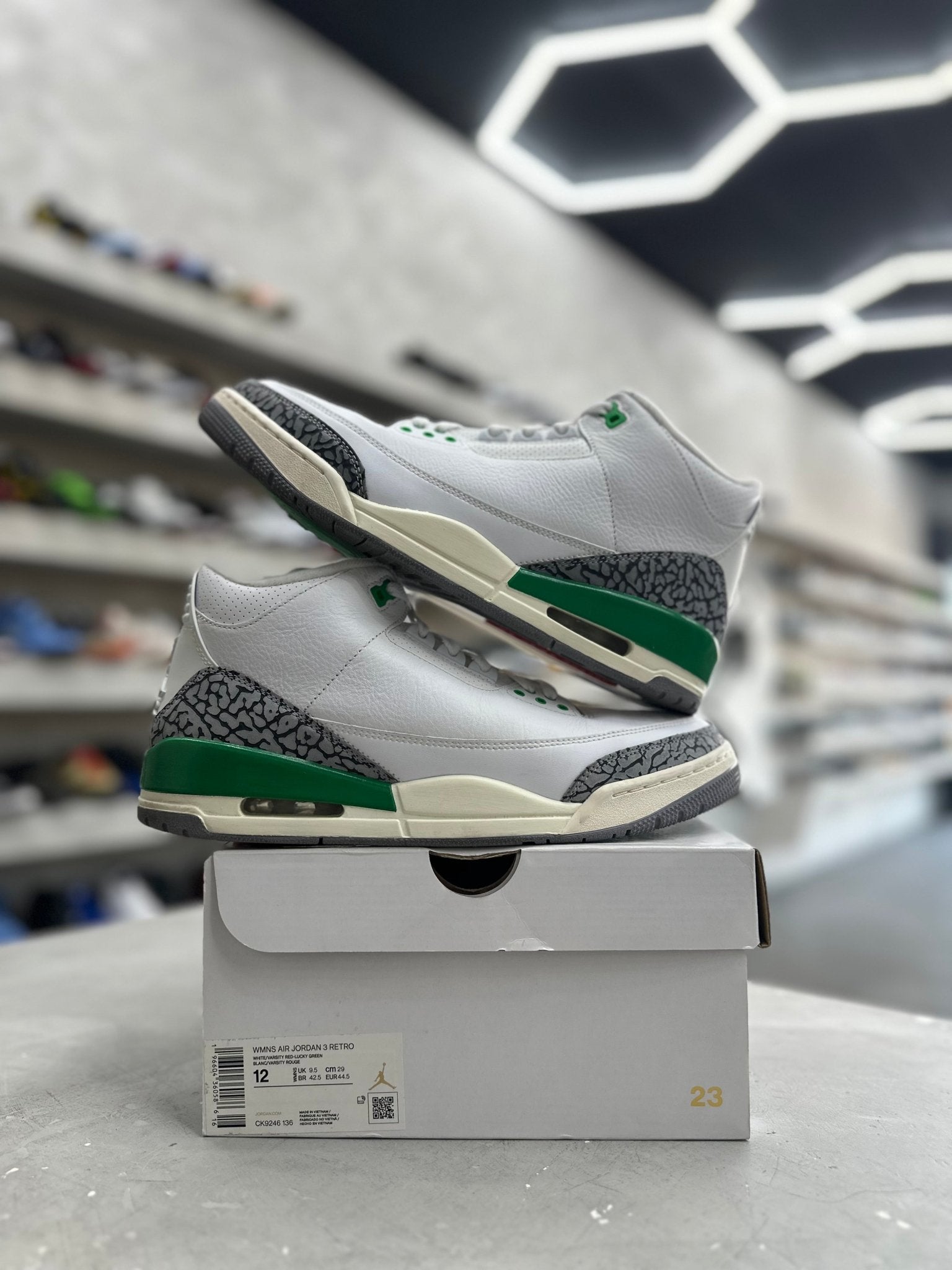 Jordan 3 Retro Lucky Green Sz W12/10.5 (PREOWNED) - Restock AveJordan 3 Retro Lucky Green Sz W12/10.5 (PREOWNED)Restock AveRestock Avew12/10.5menRestock Ave