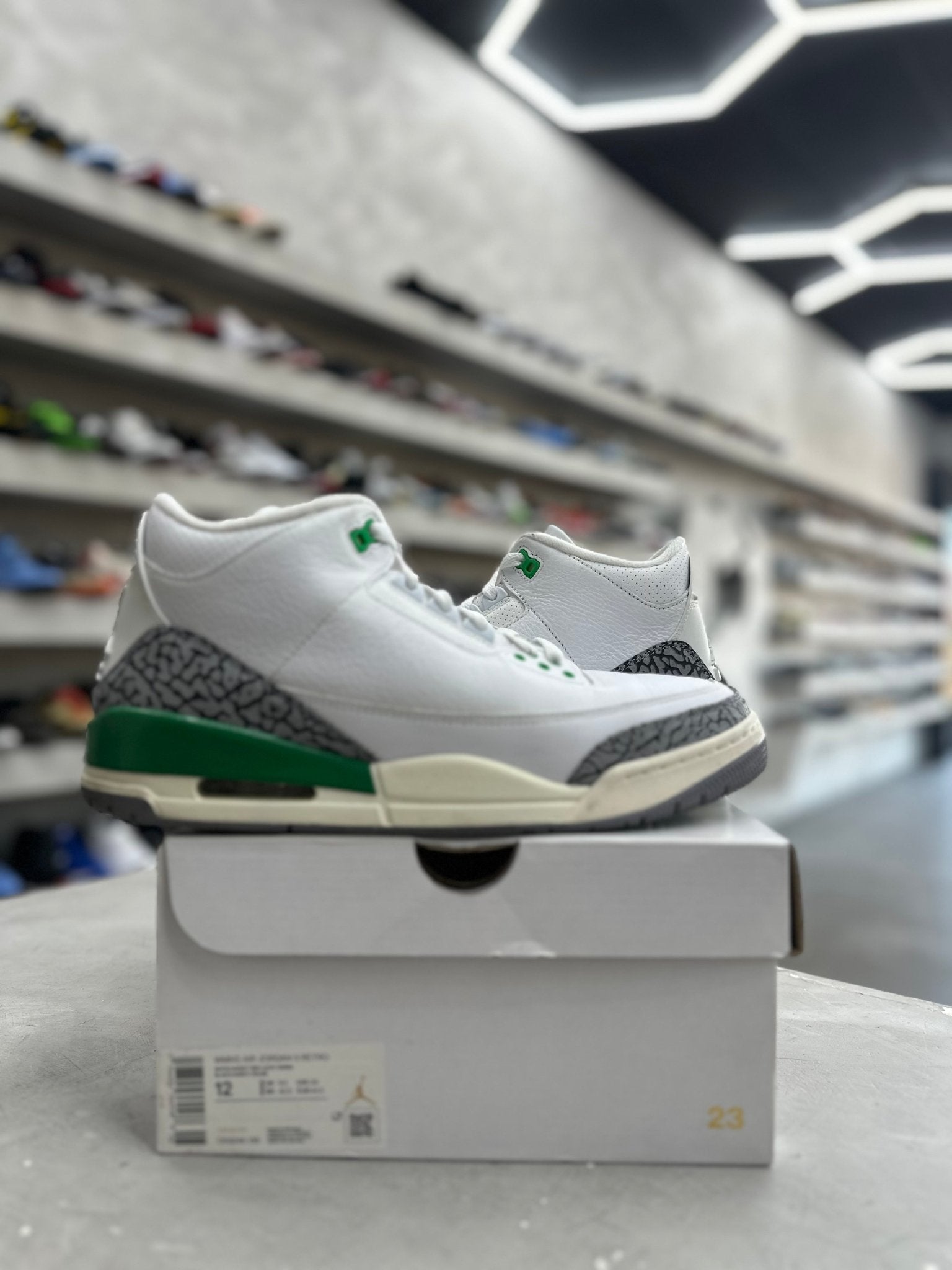 Jordan 3 Retro Lucky Green Sz W12/10.5 (PREOWNED) - Restock AveJordan 3 Retro Lucky Green Sz W12/10.5 (PREOWNED)Restock AveRestock Avew12/10.5menRestock Ave