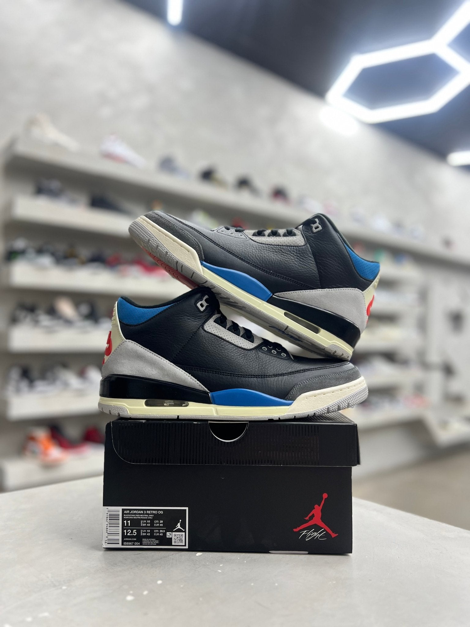 Jordan 3 Retro OG Rare Air Sz 11 (PREOWNED) - Restock AveJordan 3 Retro OG Rare Air Sz 11 (PREOWNED)Restock AveRestock Ave11Restock Ave