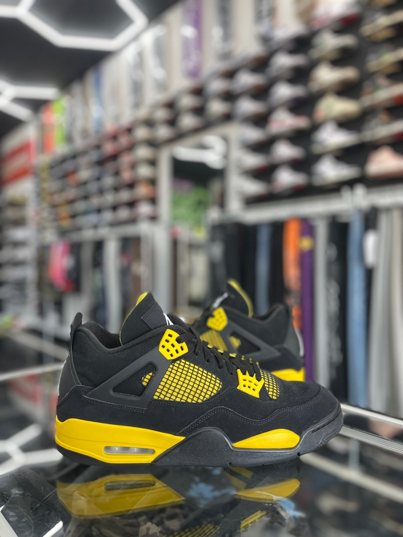 BSB　Air Jordan 4 ブラック/イエロー Jordan 4 Retro Thunder Sz 13 (preowned)(box) – Restock Ave
