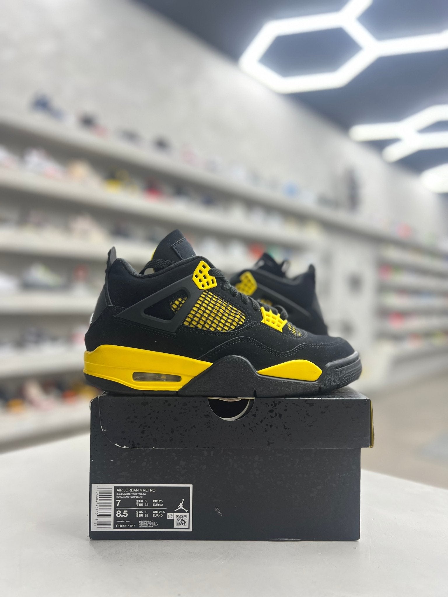 Jordan 4 Retro Thunder Sz 7 (PREOWNED) – Restock Ave