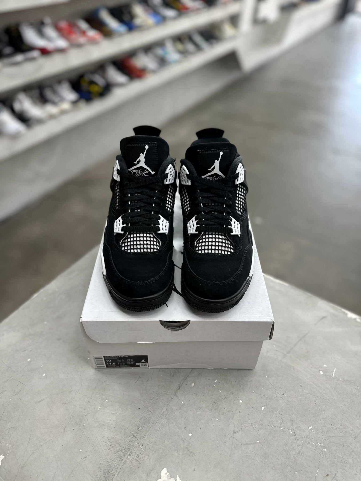 Jordan 4 Retro White Thunder Sz 10 (PREOWNED) - Restock AveJordan 4 Retro White Thunder Sz 10 (PREOWNED)Restock AveRestock Ave1091948915Restock Ave