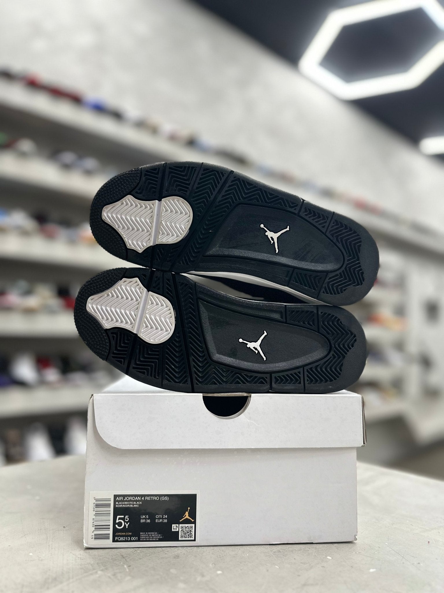 Jordan 4 Retro White Thunder Sz 5.5Y (PREOWNED) - Restock AveJordan 4 Retro White Thunder Sz 5.5Y (PREOWNED)Restock AveRestock Ave5.5yRestock Ave