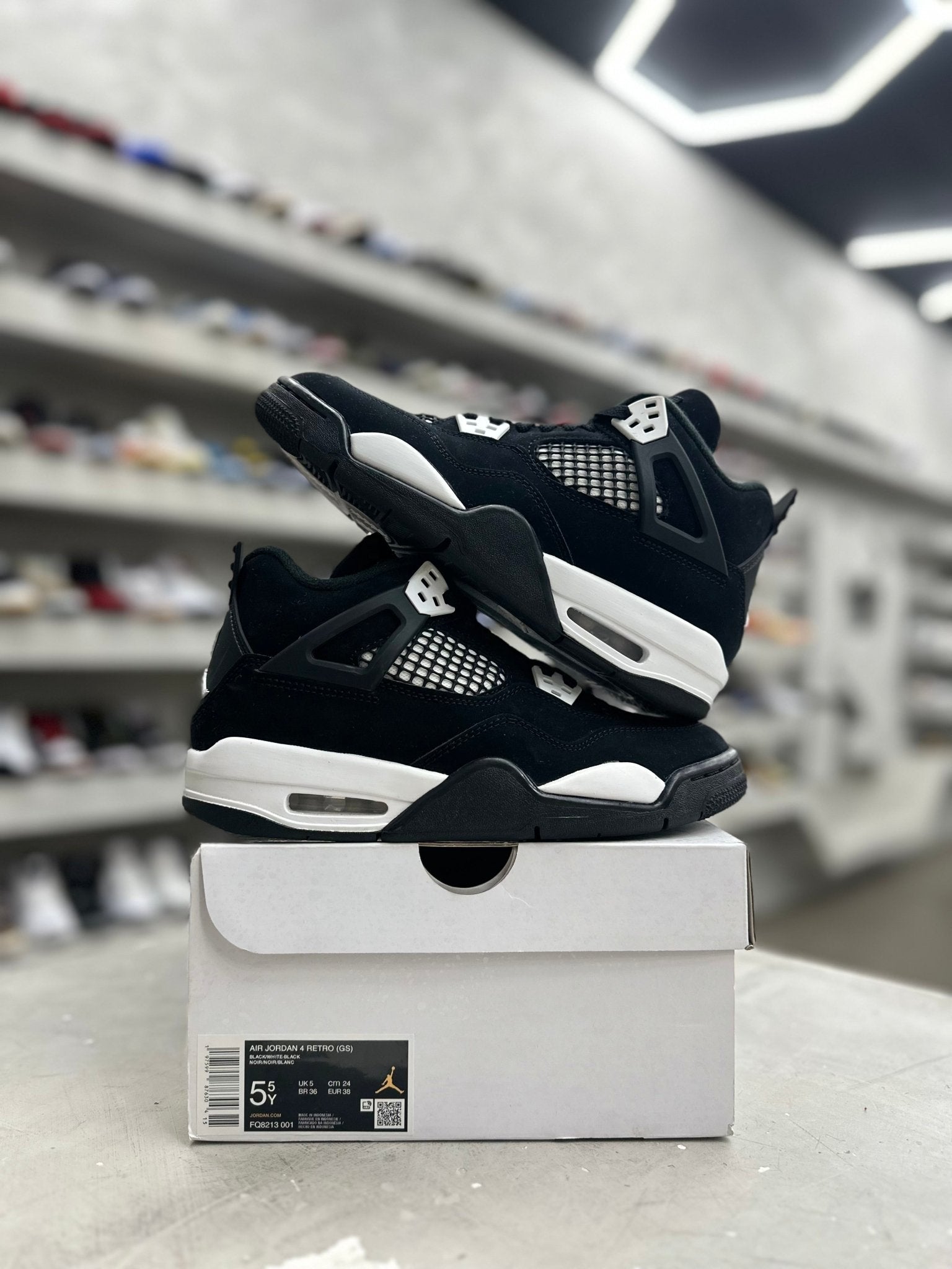 Jordan 4 Retro White Thunder Sz 5.5Y (PREOWNED) - Restock AveJordan 4 Retro White Thunder Sz 5.5Y (PREOWNED)Restock AveRestock Ave5.5yRestock Ave