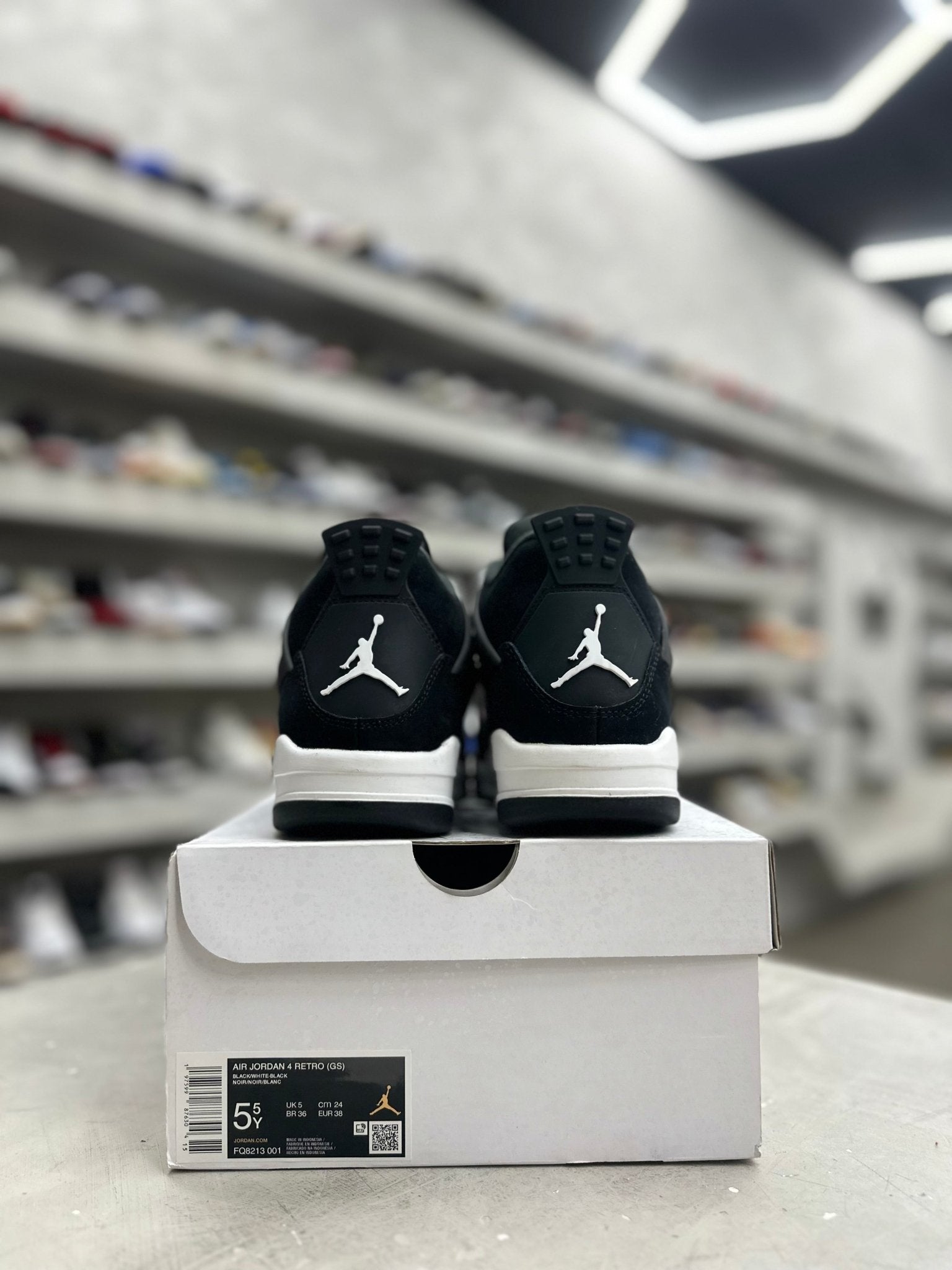 Jordan 4 Retro White Thunder Sz 5.5Y (PREOWNED) - Restock AveJordan 4 Retro White Thunder Sz 5.5Y (PREOWNED)Restock AveRestock Ave5.5yRestock Ave