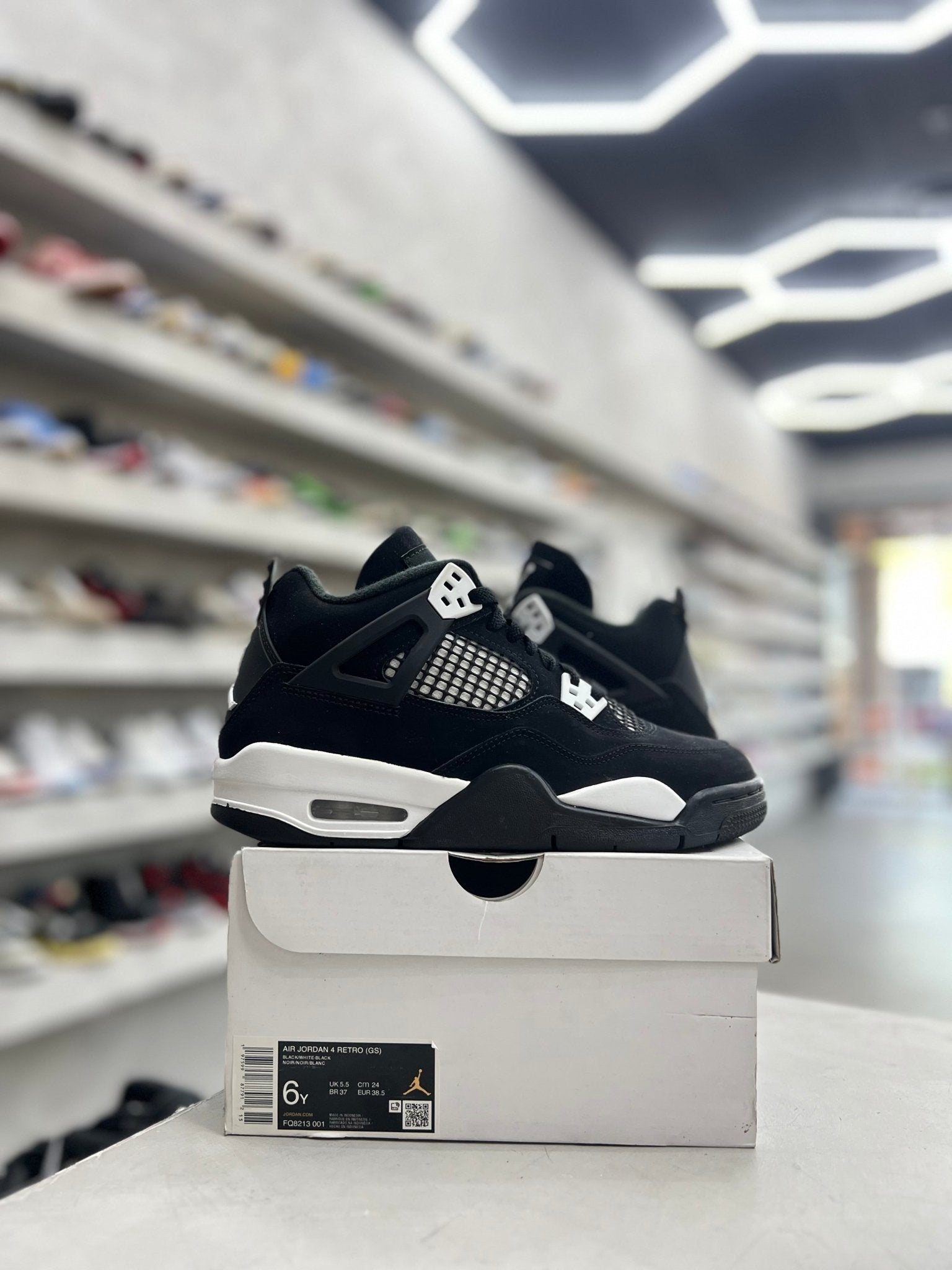 Jordan 4 Retro White Thunder Sz 6Y (PREOWNED) - Restock AveJordan 4 Retro White Thunder Sz 6Y (PREOWNED)Restock AveRestock Ave6y00730483Restock Ave
