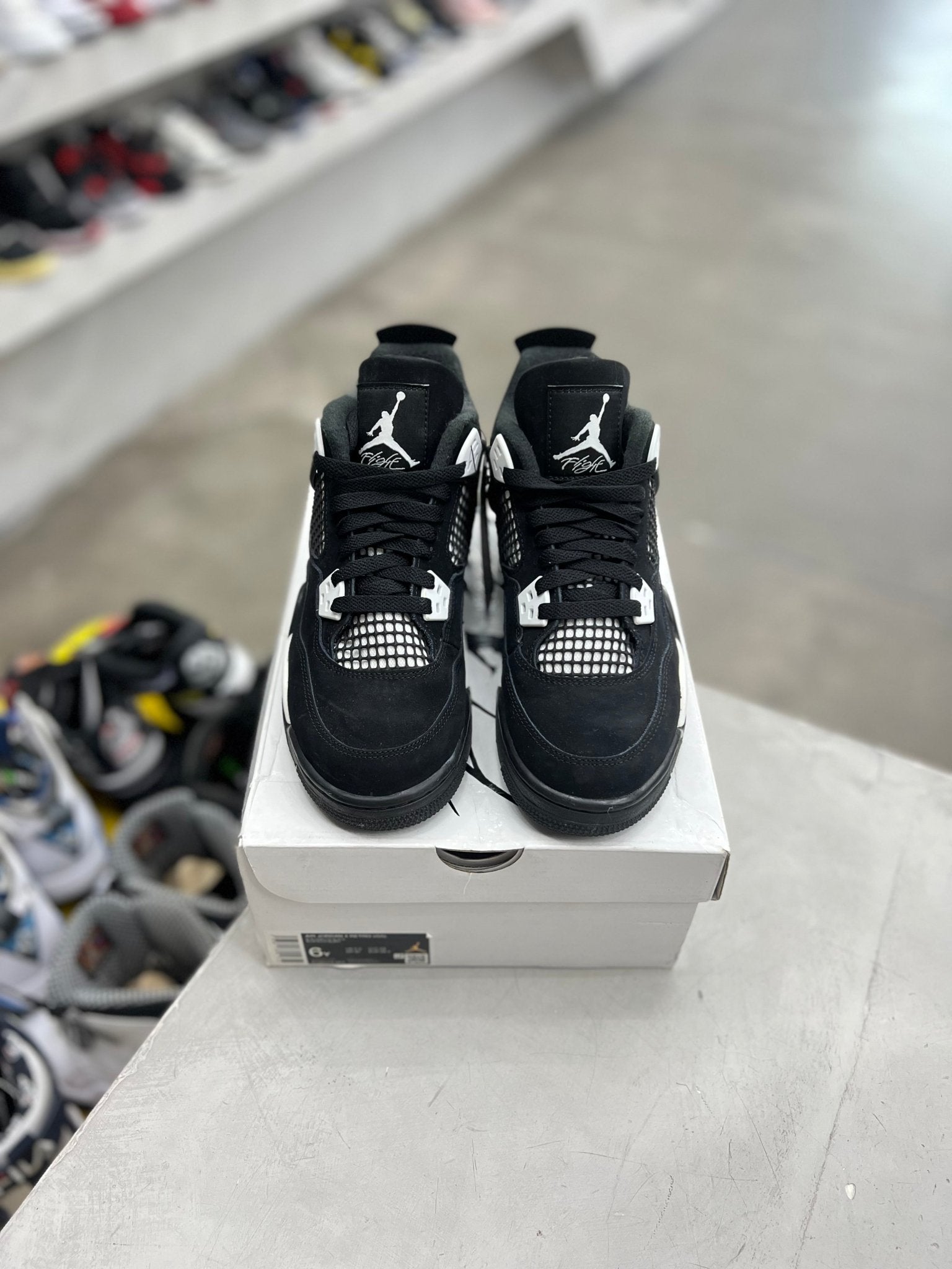 Jordan 4 Retro White Thunder Sz 6Y (PREOWNED) - Restock AveJordan 4 Retro White Thunder Sz 6Y (PREOWNED)Restock AveRestock Ave6y00730483Restock Ave