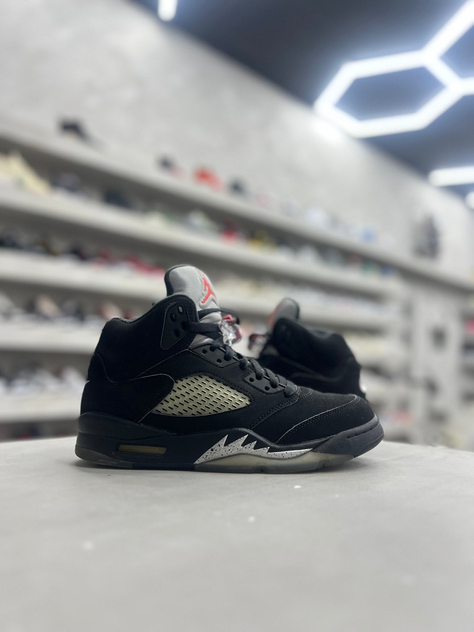 Jordan 5 Retro Black Metallic (2016) Sz 8 (PREOWNED) (NO BOX) - Restock AveJordan 5 Retro Black Metallic (2016) Sz 8 (PREOWNED) (NO BOX)Restock AveRestock Ave814951283Restock Ave