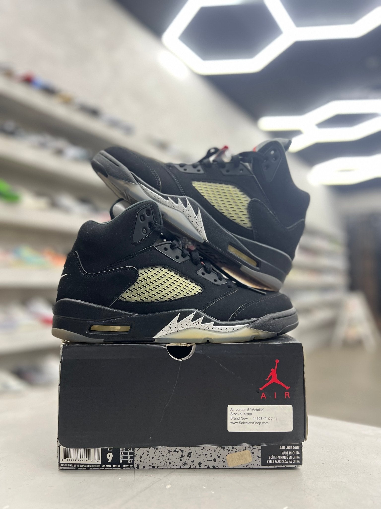 Jordan 5 Retro Black Metallic Sz 9 (PREOWNED) - Restock AveJordan 5 Retro Black Metallic Sz 9 (PREOWNED)Restock AveRestock Ave9Restock Ave