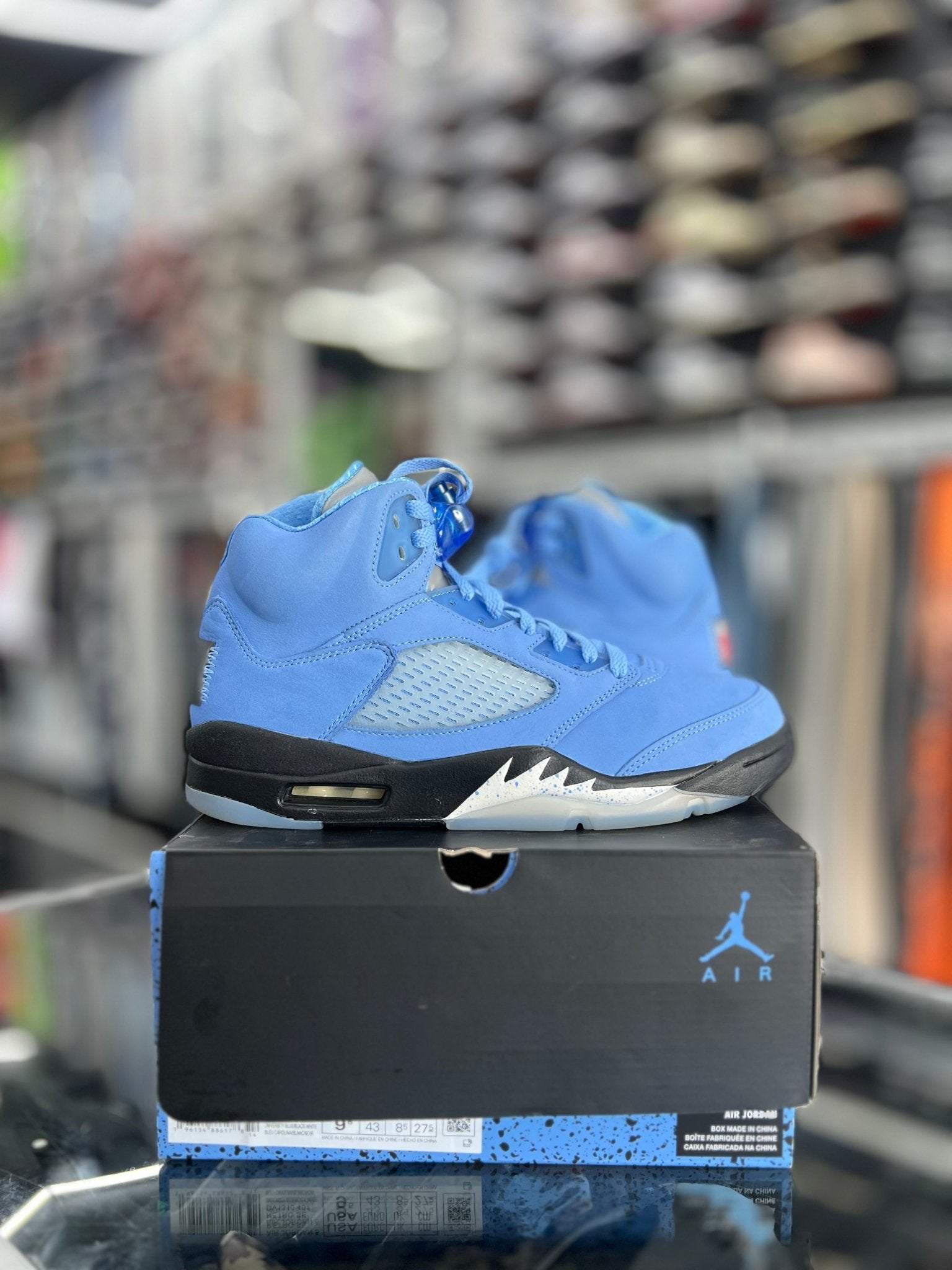 Jordan 5 retro UNC university blue (PREOWNED) Sz 9.5