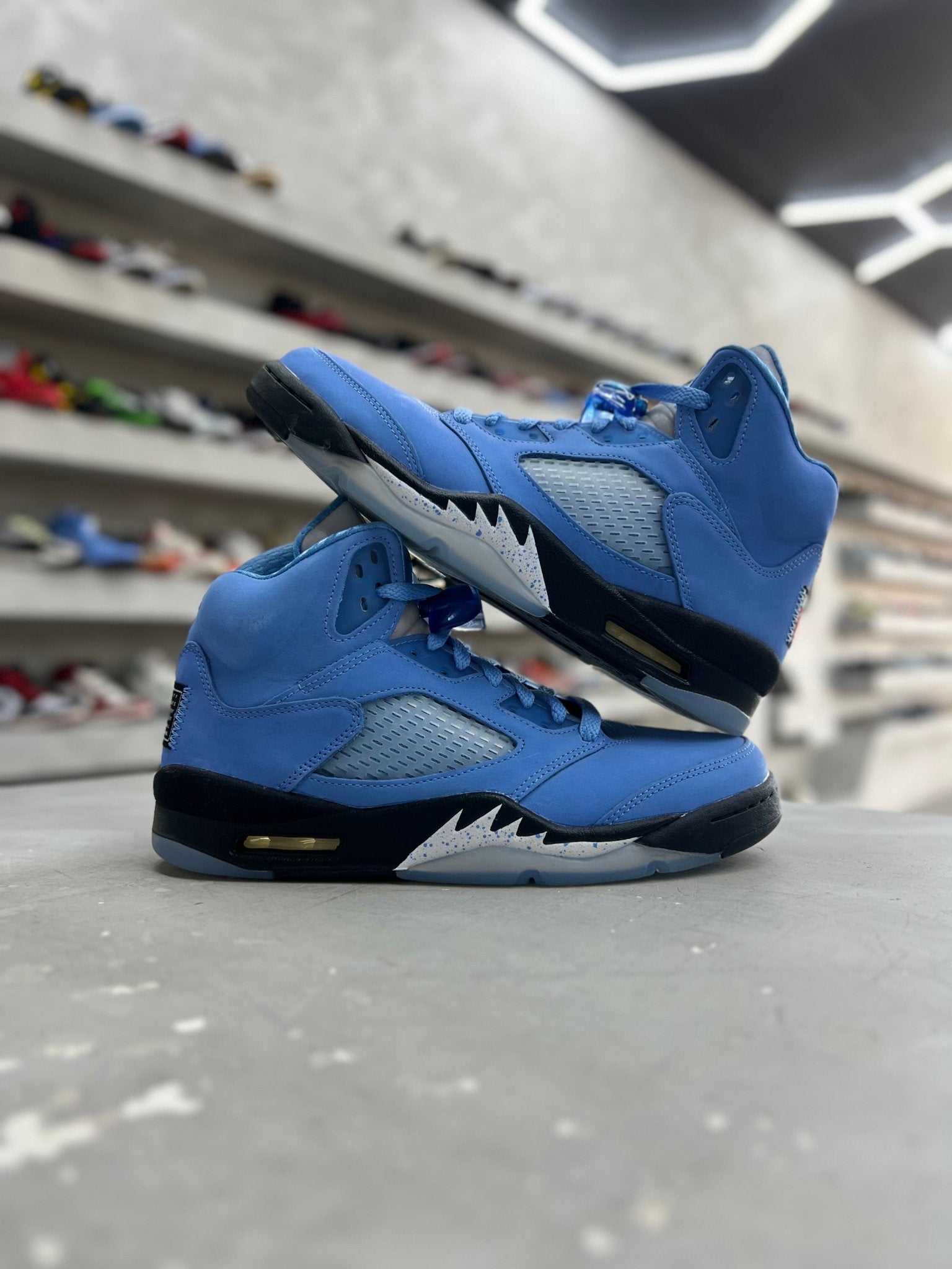 Jordan 5 Retro UNC University Blue Sz 8 (PREOWNED)(NO BOX