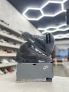 Jordan 5 Retro Wolf Grey Sz 10.5 (PREOWNED) - Restock AveJordan 5 Retro Wolf Grey Sz 10.5 (PREOWNED)Restock AveRestock Ave10.541515379Restock Ave