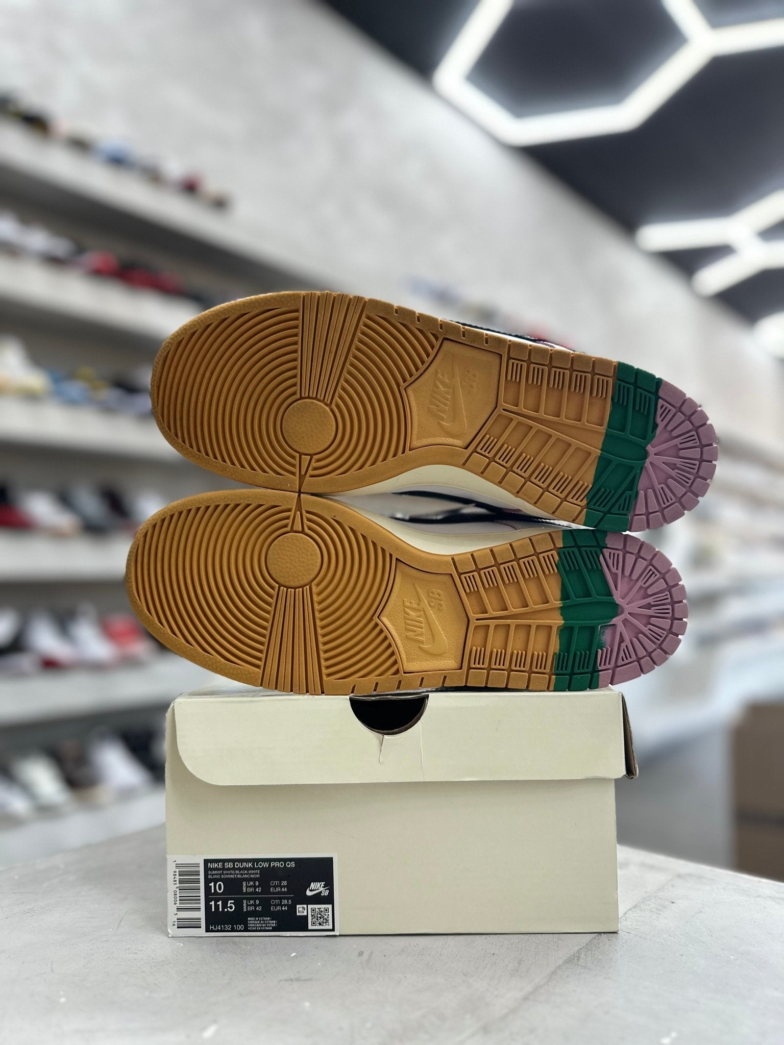 Nike SB Dunk Low CSEF Sz 10 (PREOWNED) - Restock AveNike SB Dunk Low CSEF Sz 10 (PREOWNED)Restock AveRestock Ave10Restock Ave
